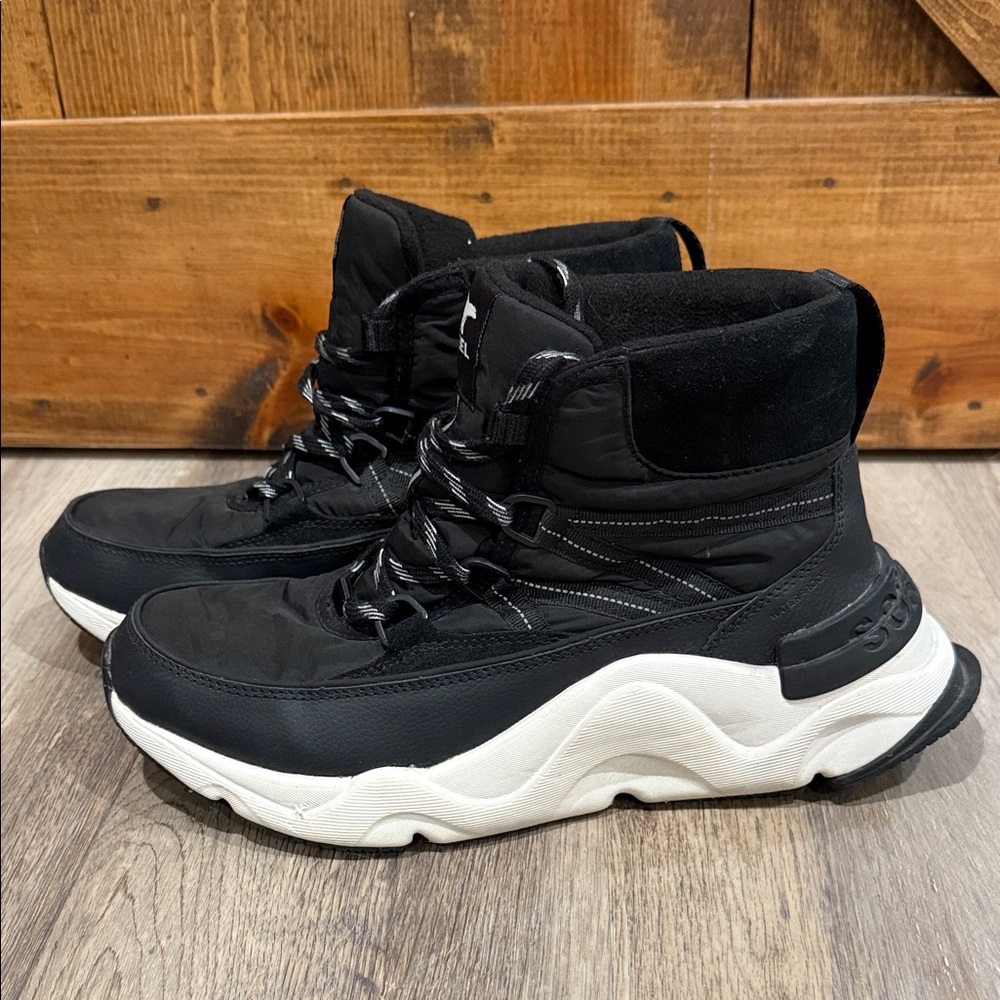 Sorel Women's Kinetic Caribou Boot‎ Black Hiking Boot Size 10.5 & 11. READ